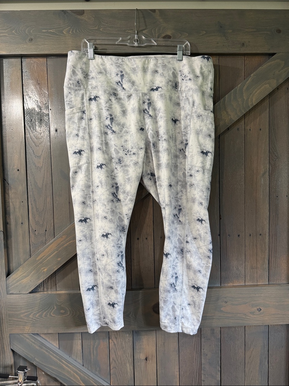 Yogalicious Gray & White Tie-Dye Leggings